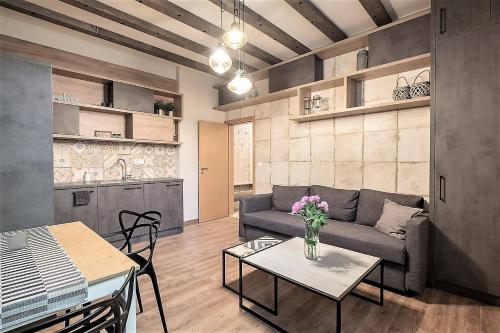 ein Wohnzimmer mit einem Sofa und einem Tisch in der Unterkunft 1bdr Trendy Interior Vitoshka Area Ac in Sofia
