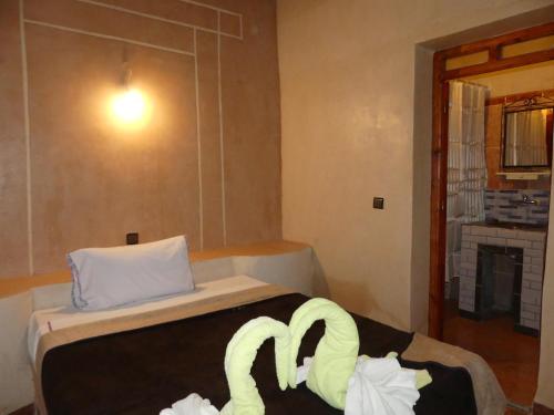 Un pat sau paturi într-o cameră la Auberge Sahara