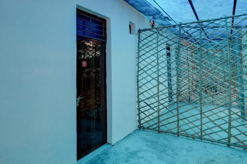 una stanza vuota con una porta e un muro di OYO Sky Line a Ghaziabad