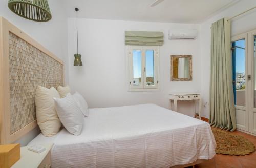 Postel nebo postele na pokoji v ubytování Cycladic Luxurious Maisonette