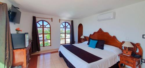 Tempat tidur dalam kamar di Hill House Mazatlan - Bed & Breakfast