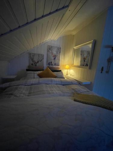een slaapkamer met 2 bedden in een kamer bij Koselig rom i tømmerhus, inkl morgenkaffe in Eidsvoll