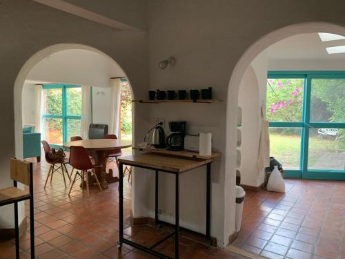 a kitchen with arches and a table in a room at Casa máximo confort con oficina in Campana