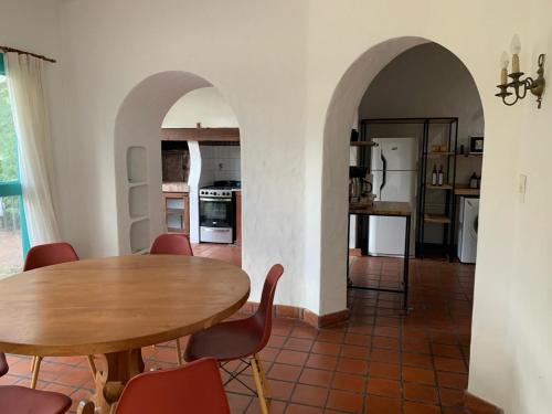 a kitchen and dining room with a table and chairs at Casa máximo confort con oficina in Campana