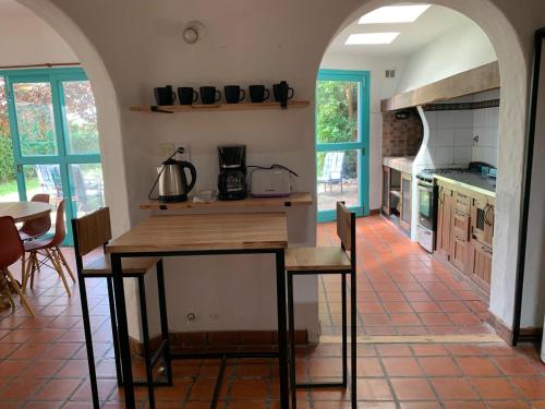 a kitchen with a table and chairs in a room at Casa máximo confort con oficina in Campana