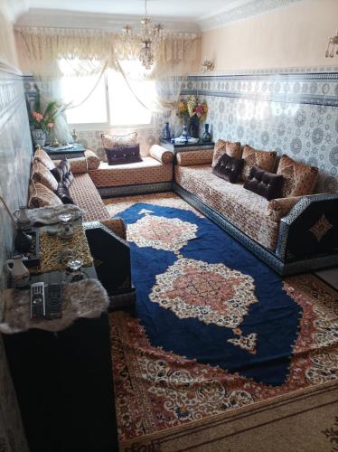 a living room with a couch and a rug at Al fajar2 in Alimadene