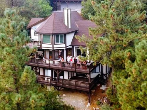 eine Luftaufnahme eines Hauses mit Menschen auf der Terrasse in der Unterkunft Outrageous Lake View Villa pets ok in Lake Arrowhead