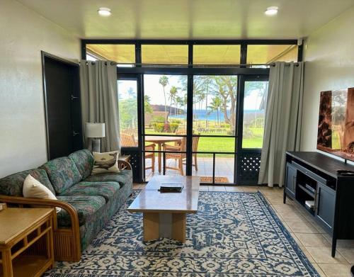 Posezení v ubytování Kepuhi Sunset Ocean View - Ground Floor Unit by Wrinkly Sheets, LLC