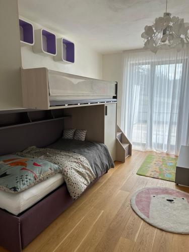 1 dormitorio con cama grande y ventana grande en Designový apartmán Molo Lipno, en Český Krumlov