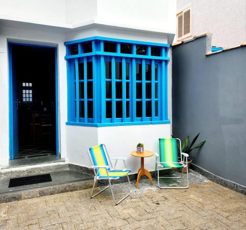 dos sillas y una mesa frente a un edificio en Casas MDP ilhabela/2, en Ilhabela