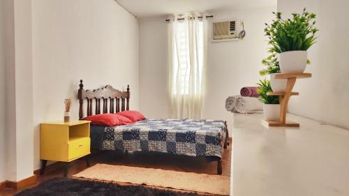 1 dormitorio con 1 cama, armario amarillo y ventana en Red Monkey Hostel Barra Funda, en São Paulo