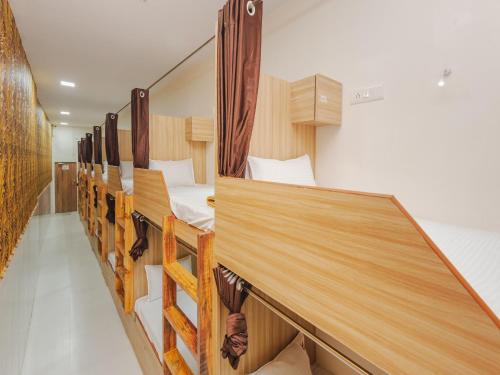 - un ensemble de lits superposés dans une chambre dans l'établissement Sahara Dormitory, à Mumbai
