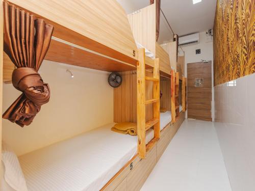 - une chambre avec des lits superposés dans une maison dans l'établissement Sahara Dormitory, à Mumbai