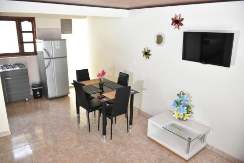 a kitchen and dining room with a table and chairs at Confortable apartamento cerca de la plaza principal in Villa de Leyva