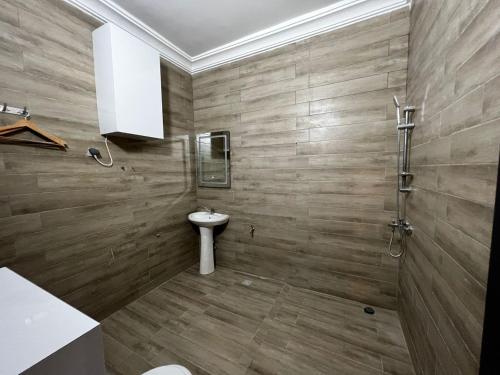 La salle de bains est pourvue de toilettes et d'un lavabo. dans l'établissement Appartement la Grâce, à Bodjo