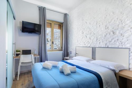 ein Schlafzimmer mit einem großen Bett mit blauer Bettwäsche in der Unterkunft Comfort Rooms Piazza Mariano Armellini in Rom