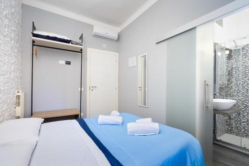 ein weißes Schlafzimmer mit einem Bett und einem Waschbecken in der Unterkunft Comfort Rooms Piazza Mariano Armellini in Rom
