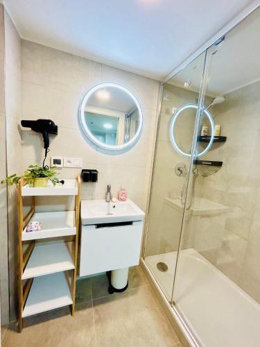 Ένα μπάνιο στο Cozy Design Homestay with terrace