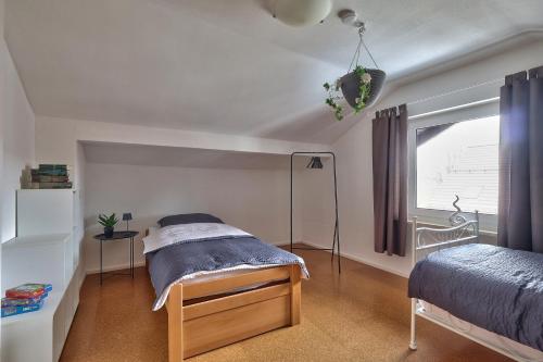 a bedroom with a bed and a window at Bezaubernde Ferienwohnung nahe des Kloster Andechs in Andechs