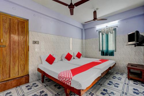 En eller flere senge i et værelse på OYO Flagship Sai Ganesh Deluxe Lodge