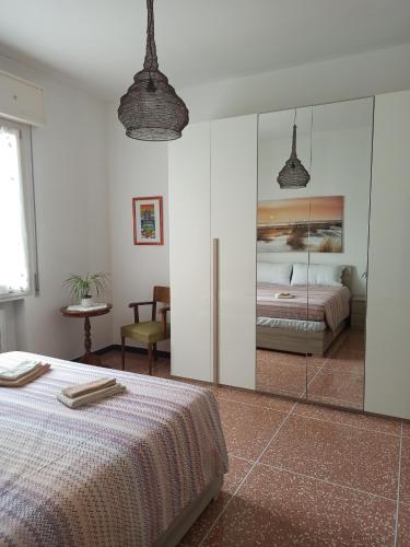 una camera con un letto con una parete in vetro di Casa Alderotti a Bologna