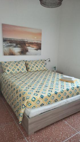 Ce lit se trouve dans une chambre ornée d'une peinture murale. dans l'établissement Casa Alderotti, à Bologne