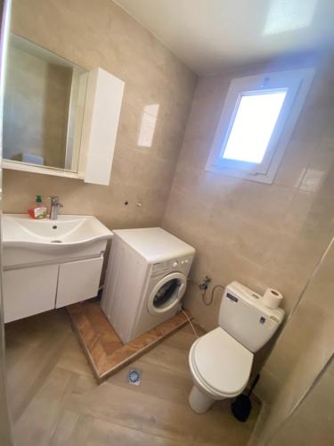 baño con aseo y lavabo y ventana en اقامة باستور, en Oujda