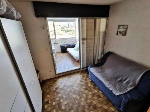 une petite pièce avec un lit et une fenêtre dans l'établissement Résidence Les Nefs Des Sables - STUDIO 4 PERSONNES 5 couchages PORT LEUCATE. Réf: 2NEF_24K4 MAE-6884, à Port-Leucate