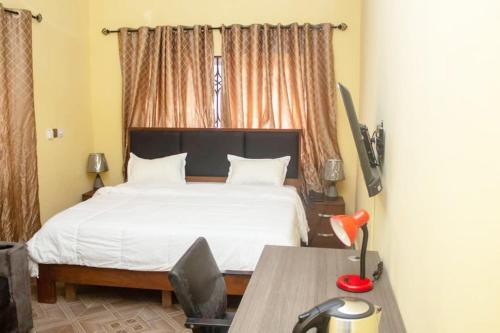 Tempat tidur dalam kamar di STEPMENS GUEST HOUSE