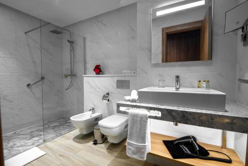 uma casa de banho com um lavatório, um WC e um chuveiro em Dominium Palace em Agadir