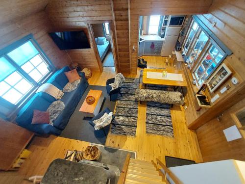 an overhead view of a living room with a blue couch at Villa kitkanhelmi in Kuusamo