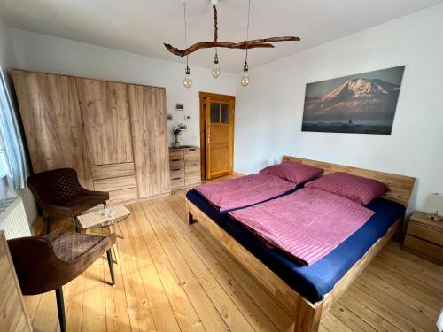 een slaapkamer met een groot bed met paarse lakens bij Ferienwohnung Dresden Laubegast in Dresden