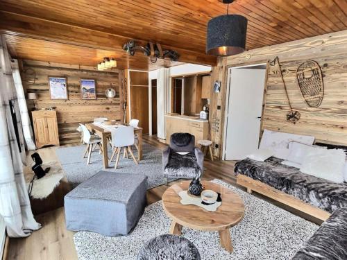 un salon avec un lit et une table dans l'établissement Résidence La Balme - Magnifique 2 pièces entierement rénové pour 5 personnes MAE-5891, à Val dʼIsère