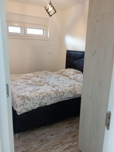 ein kleines Schlafzimmer mit einem Bett und einem Fenster in der Unterkunft Vila Leona D-1 in Divčibare