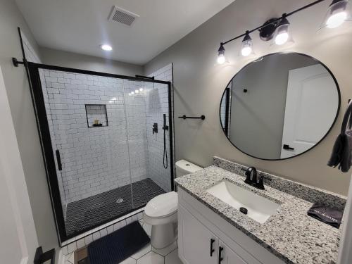 亞特蘭大的住宿－The Silver Star，带淋浴、盥洗盆和镜子的浴室