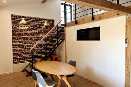 une chambre avec une table, des chaises et un escalier dans l'établissement Appt au MEETT, Airbus, Aéroport, à Aussonne