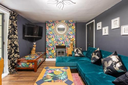 Basement Flat, Regency Square في برايتون أند هوف: غرفة معيشة مع أريكة زرقاء ومدفأة