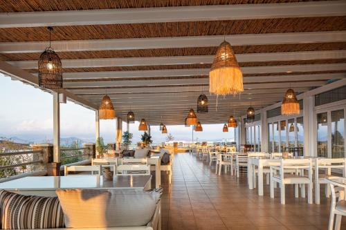 Un restaurante u otro lugar para comer en Kavuras Village Hotel & Suites