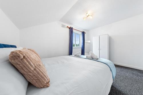 una camera da letto con un grande letto bianco e una finestra di Spacious 2 bedroom flat by Zen Abodes Short Lets & Serviced Accommodation with Free Parking & Free Wifi a Watford