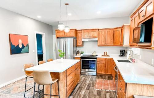 Köök või kööginurk majutusasutuses Remodeled Downtown 3bed Home Quartz Countertops