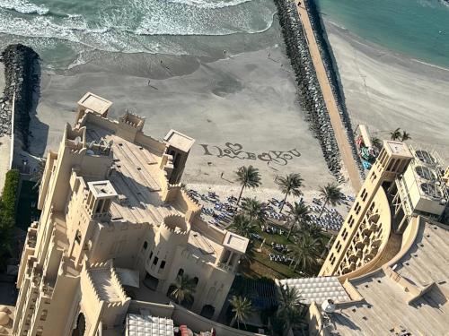 una vista aérea de un hotel y de la playa en holiday beach Ajman fantastic Seaview beautiful Terrace Master bedroom attach bath شاطئ العطلات عجمان إطلالة رائعة على البحر وشرفة جميلة وحمام ملحق بغرفة النوم الرئيسية en Ajman 