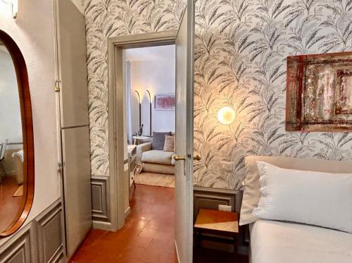 Un dormitorio con una puerta que conduce a una habitación con cama en Compagnia del mare, Full Apt X 2, centro storico 5 minuti dal mare, en Riomaggiore