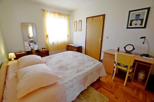 - une chambre avec un lit blanc et un bureau dans l'établissement Apartment Vedrana, à Pula