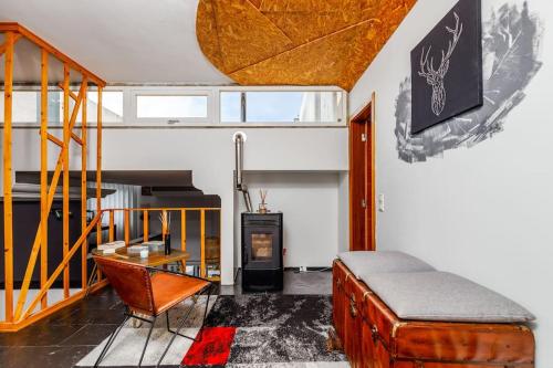 sala de estar con cama y chimenea en A Tranquilidade do Campo - Villa em exclusividade, en Sesimbra