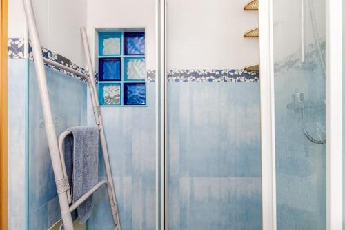 ducha con puerta de cristal y toalla en A Tranquilidade do Campo - Villa em exclusividade, en Sesimbra