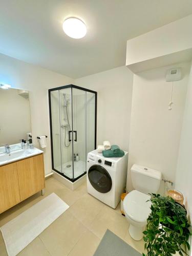 une salle de bain avec une douche, des toilettes et un lavabo dans l'établissement Le Chic - Bussy, à Bussy-Saint-Georges