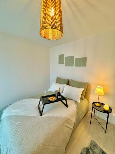 - une chambre avec un lit et une table dans l'établissement Le Chic - Bussy, à Bussy-Saint-Georges