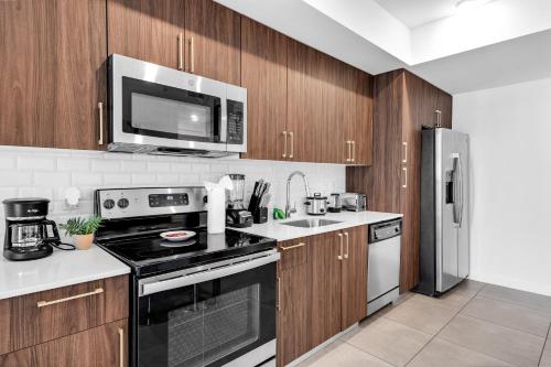 uma cozinha com um fogão e um micro-ondas em Prime Location 1-Bed Retreat With Free Parking em Miami