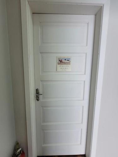 uma porta branca com uma fotografia em ACONCHEGO DA LAPA em Lapa