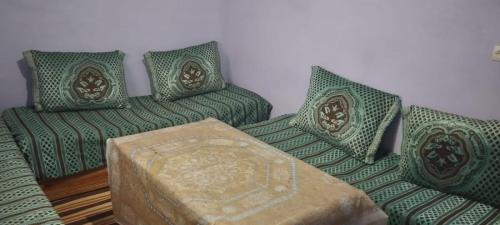 a living room with two chairs and an ottoman at Ketama Hermanos hutile in Tlata Ketama
